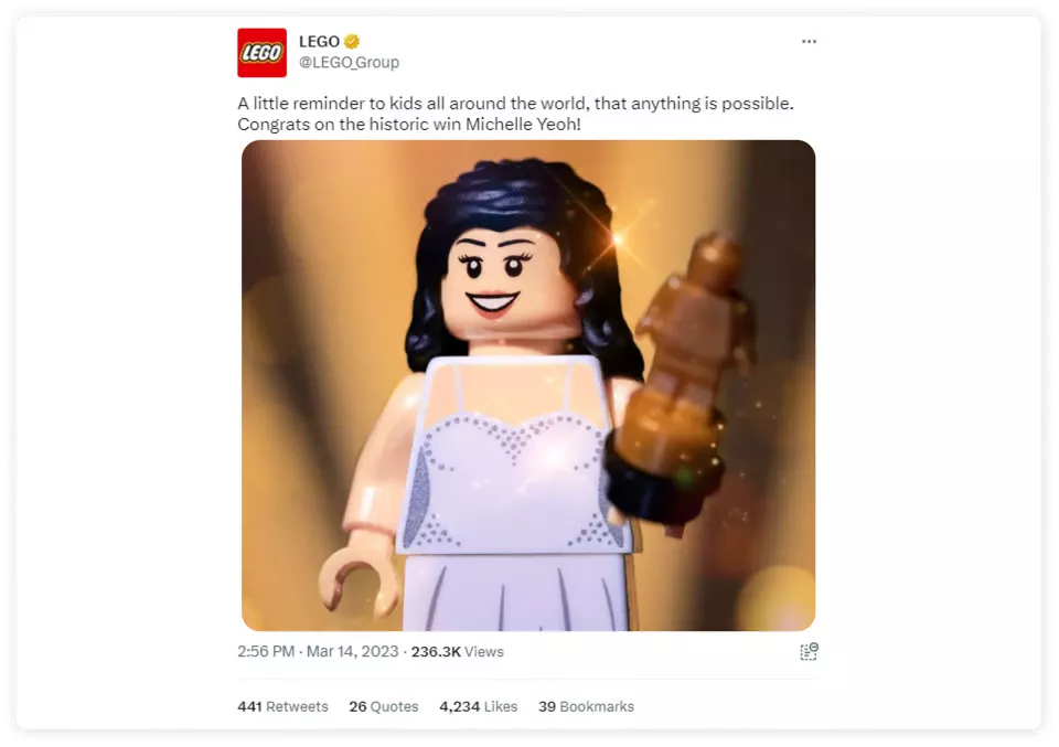 Наприклад, так LEGO привітали Мішель Єо з отриманням премії «Оскар» за найкращу жіночу роль у фільмі «Все завжди і водночас».