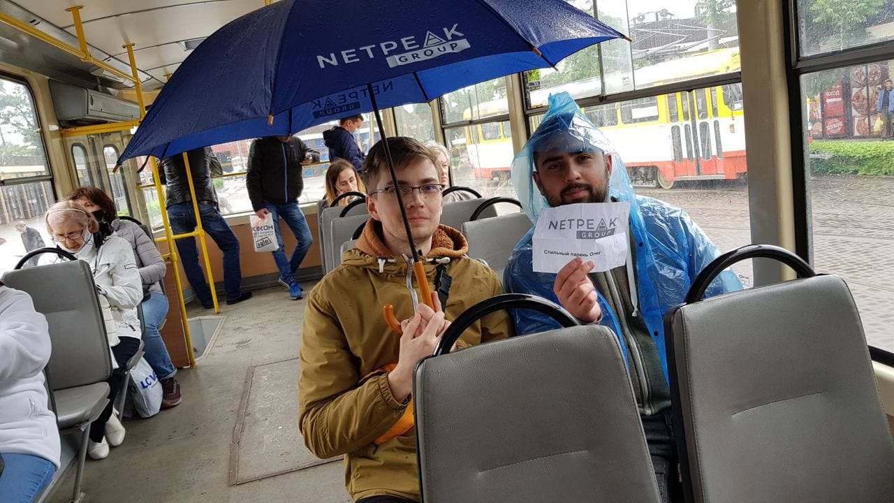 стильные парни в автобусе