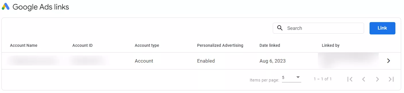 В списке связанных учетных записей на уровне ресурса Google Analytics 4 вы увидите новую связь.
